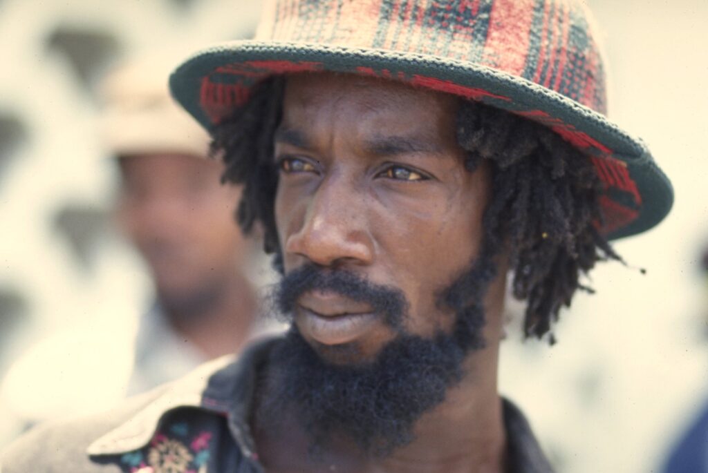 C1EA589353804569 (1)